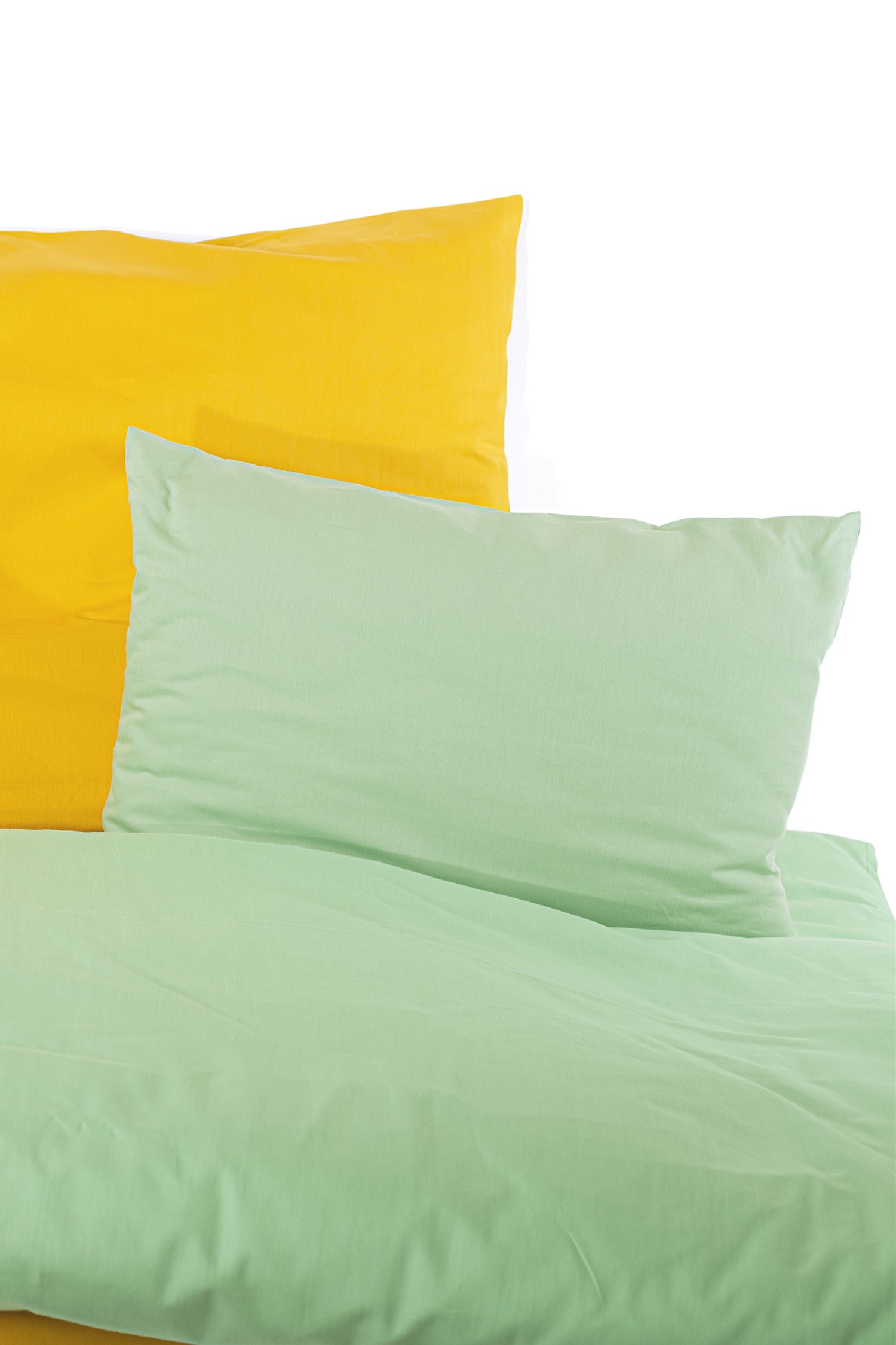 Satin-Bettwäsche aus reiner Bio-Baumwolle schilfgrüne und gelbe Satinbettwäsche aus bio Baumwolle (kbA) mit Bettdecke und Kissen