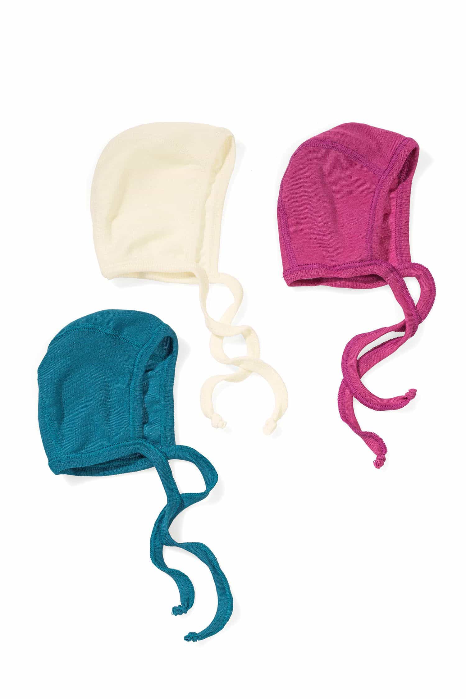 Babyhäubchen Wolle-Seide unifarbige Babymützen aus bio Wolle (kbT) und Seide, auf weißem Untergrund