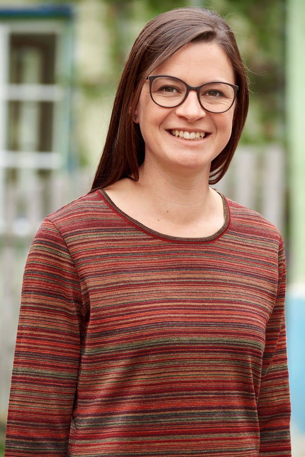 Portraitaufnahme von Frau mit rot/ grünem Streifenshirt aus bio Wolle (kbT) vom Finkhof