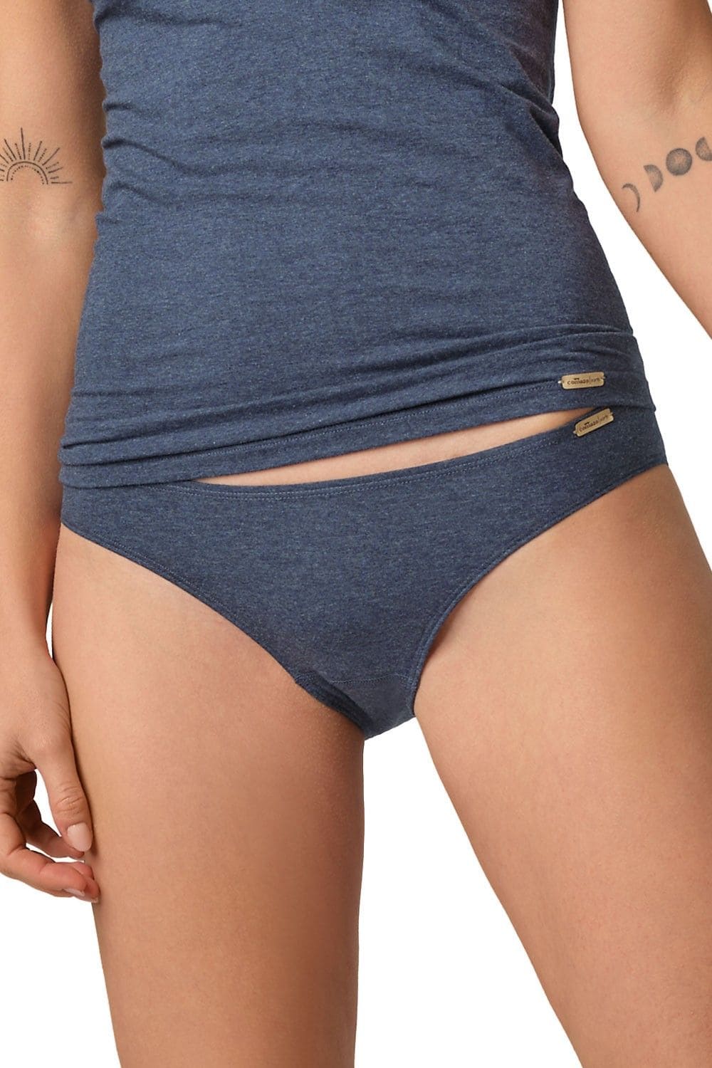 Frontansicht von Model mit marineblaumeliertem Top und Slip aus bio Baumwolle (kbA) und Elasthan