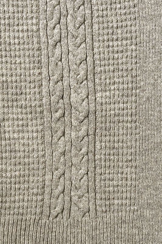 Detailaufnahme vom Zopfmuster des grauen Cardigan aus bio Wolle (kbT) vom Finkhof