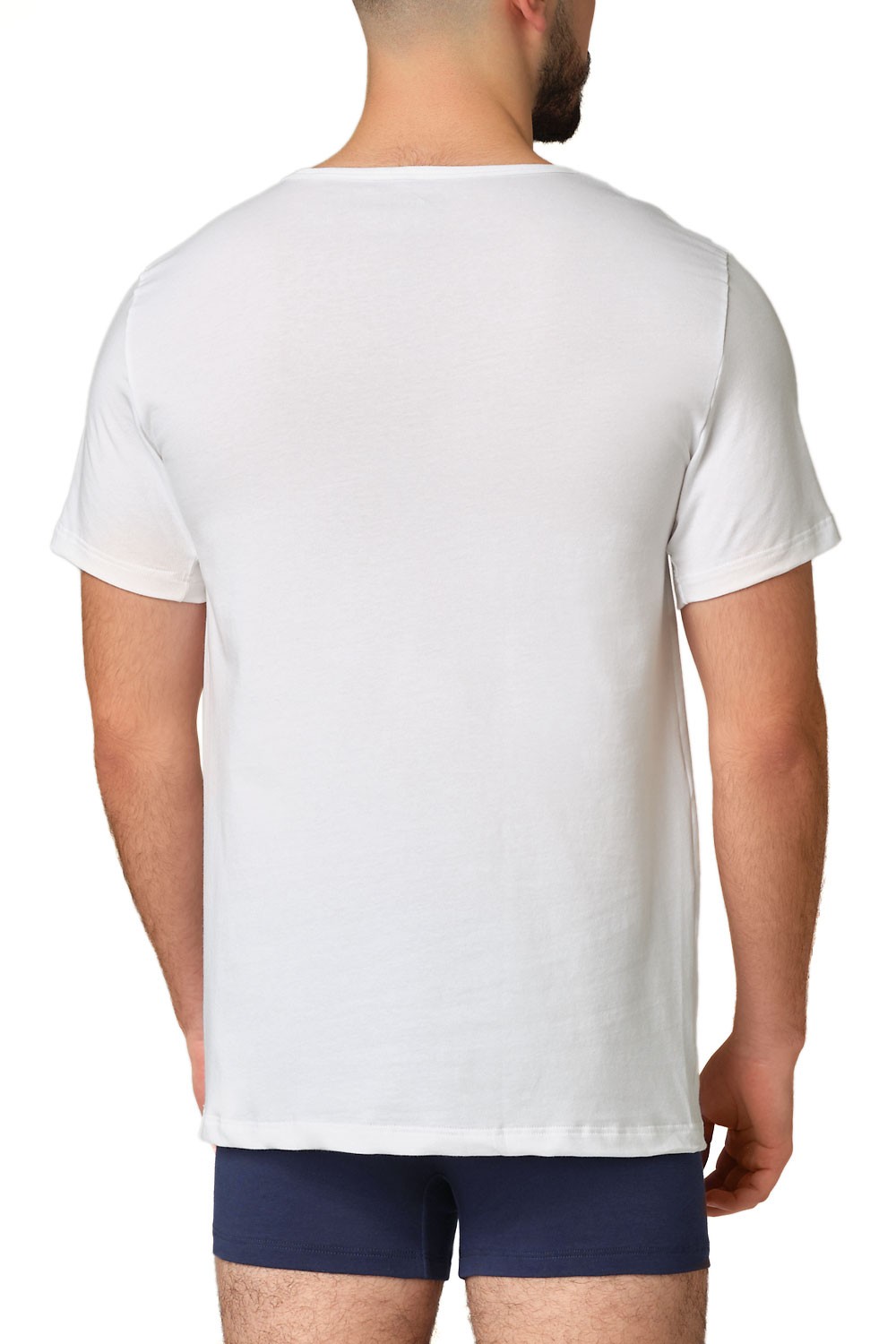 Baumwoll-Herren-Kurzarmshirt aus Bio-Baumwolle Rückansicht von Model mit Boxershorts und ein weißem Kurzarmshirt aus bio Baumwolle (kbA) und Elasthan mit V Ausschnitt