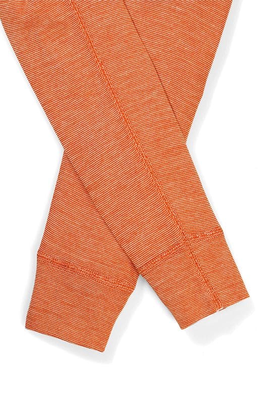 Detailaufnahme der Nähte der orangen langen Unterhose aus bio Wolle (kbT), bio Baumwolle (kbA) und Seide