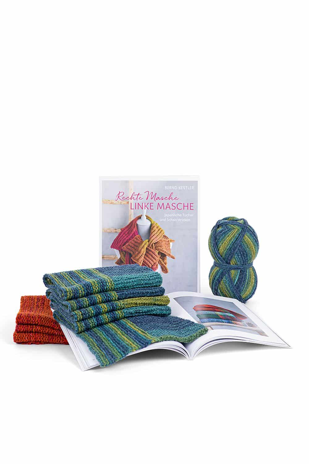Buch ,,Rechte Masche Linke Masche" mit aufgeschlagenem Exemplar, Wollknäul und gestrickten Beispielen auf weißem Untergrund