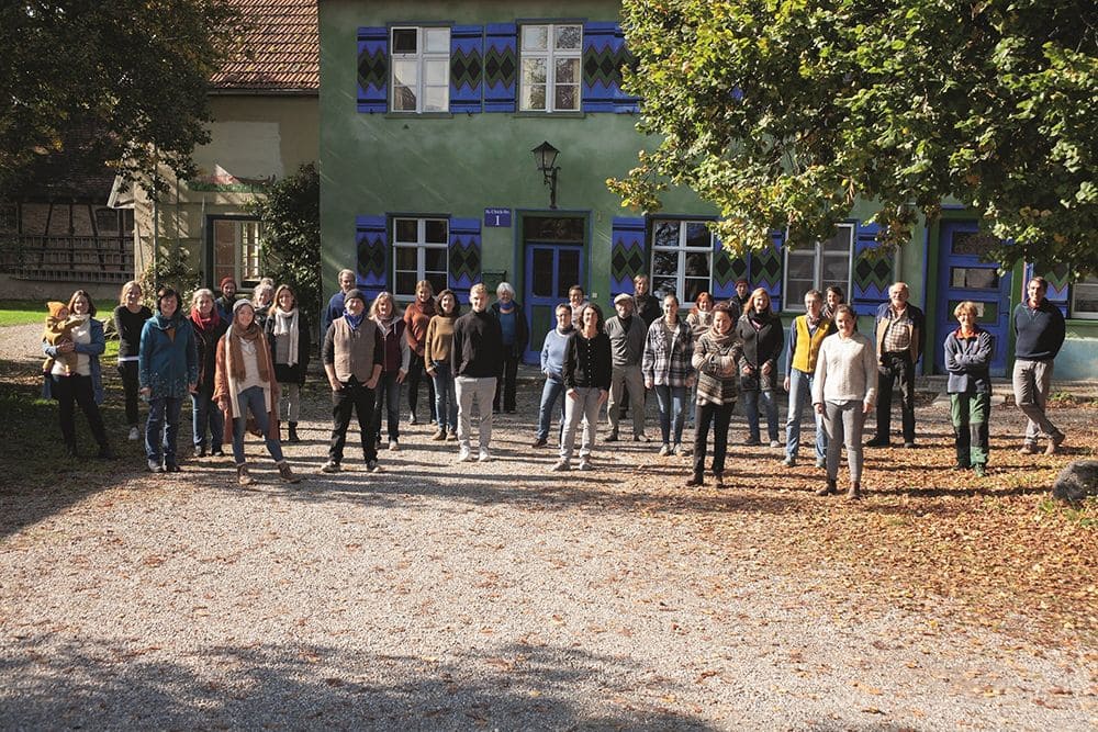 Finkhof Gruppenbild vor der grünem Haus mit blauen Fensterläden