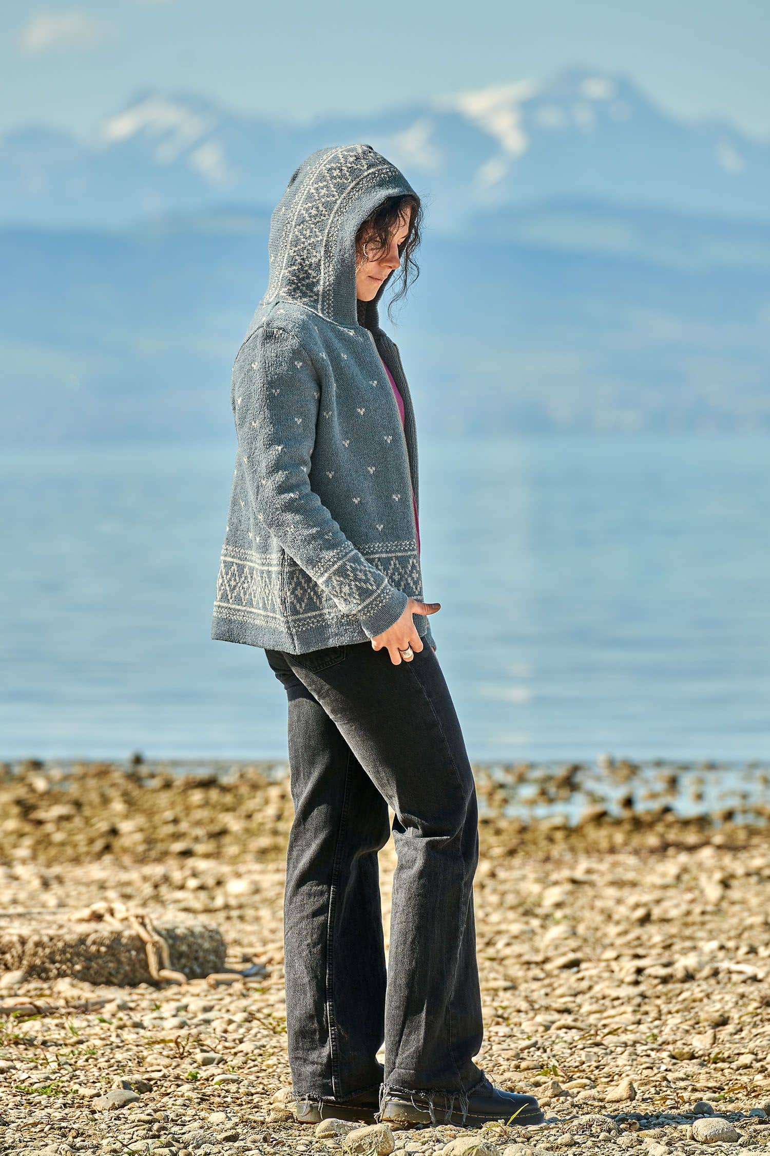 Frau trägt rauchblaue Finkhof Norwegerjacke mit Kapuze aus bio Wolle (kbT)
