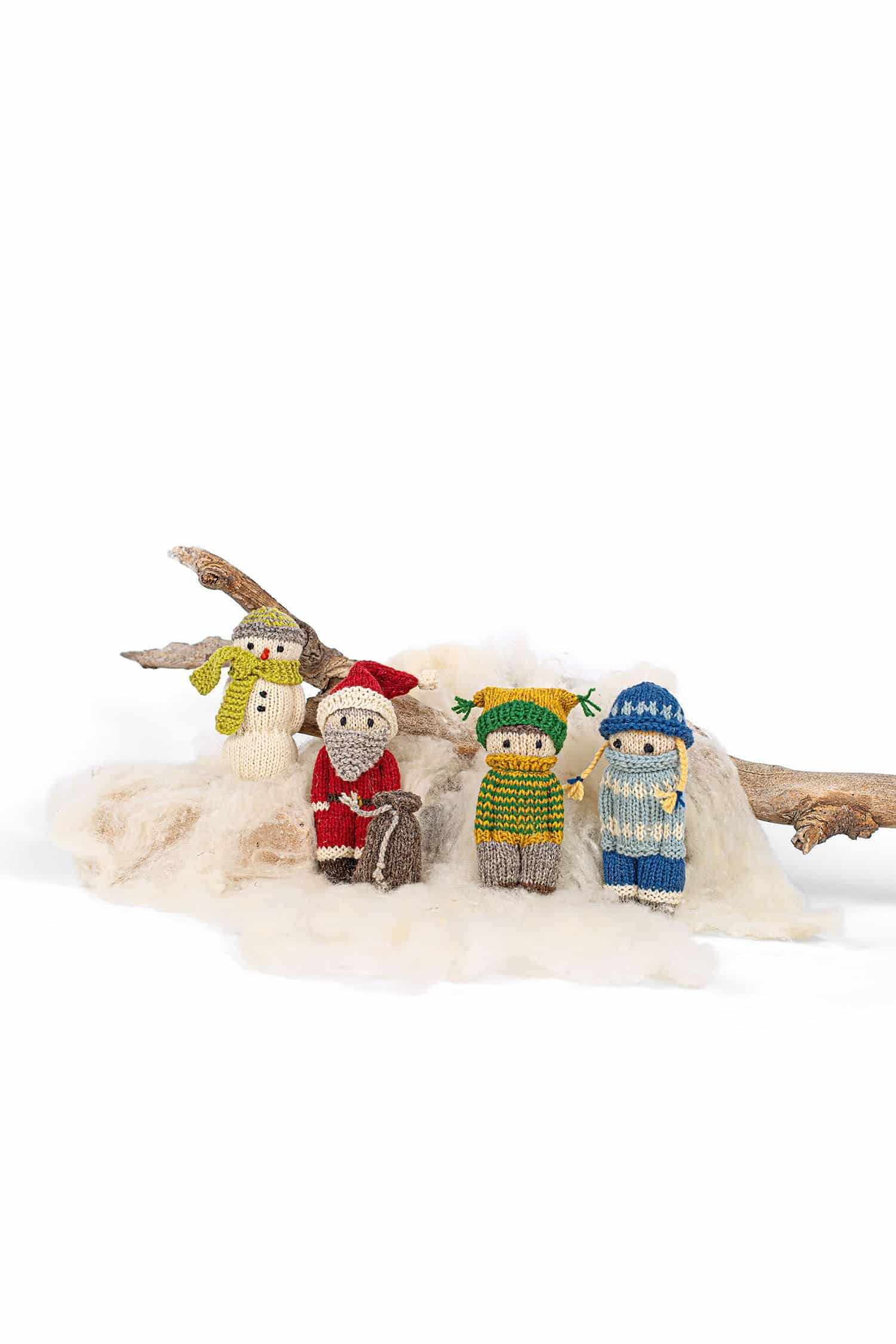 gestrickte winterliche Püppchen als Projektbeispiel für das Buch ,,Stricklieblinge im Winter"