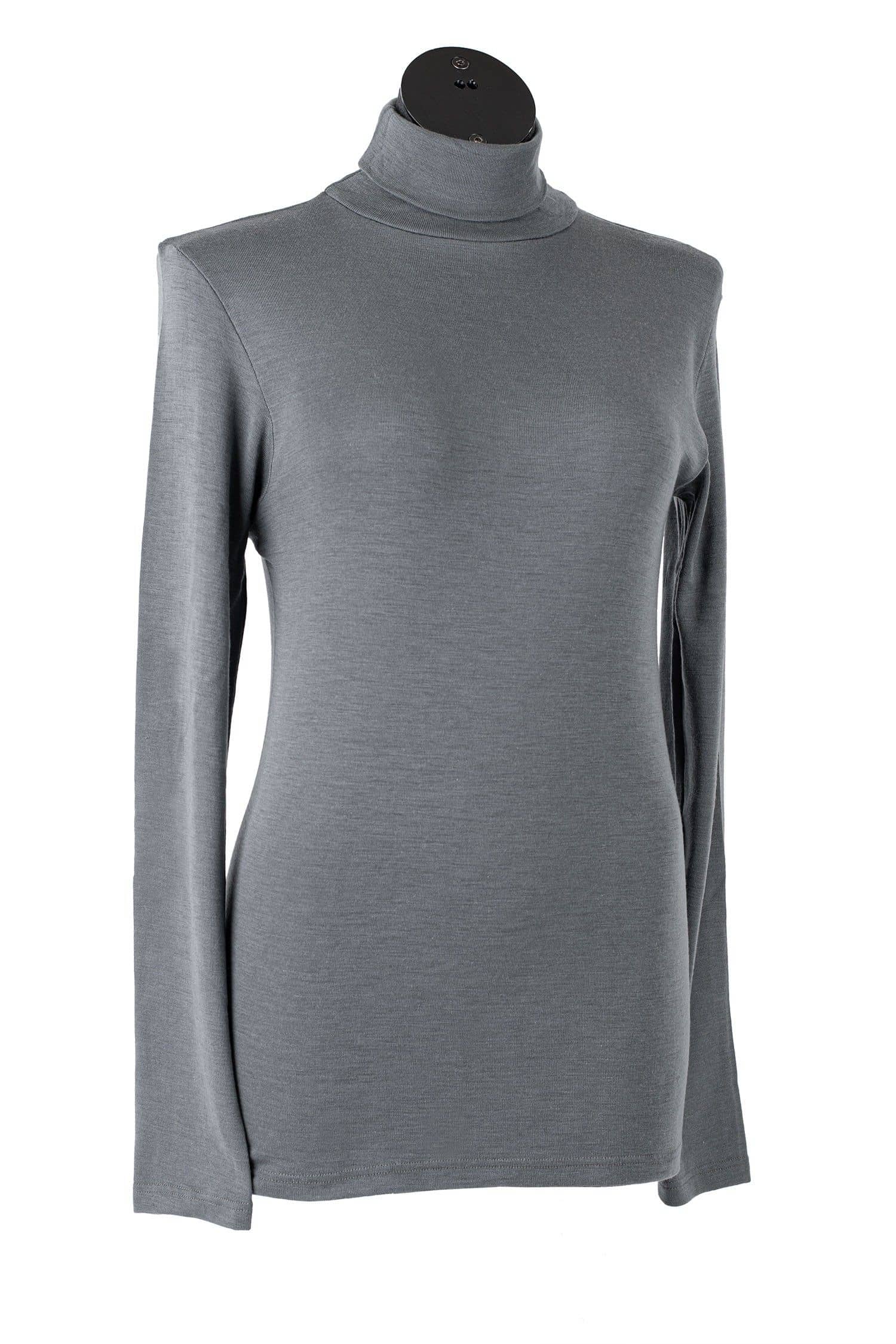 grauer Unterziehrolli aus bio Wolle (kbT) und Seide an einer Schneiderpuppe