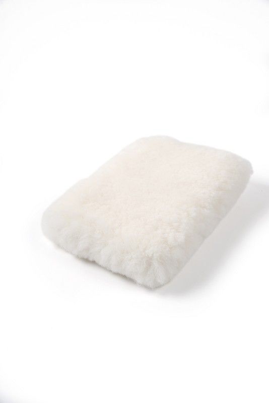 weißes Kuschelkissen aus pflanzlich gegerbtem Finkhof Fell, Freisteller