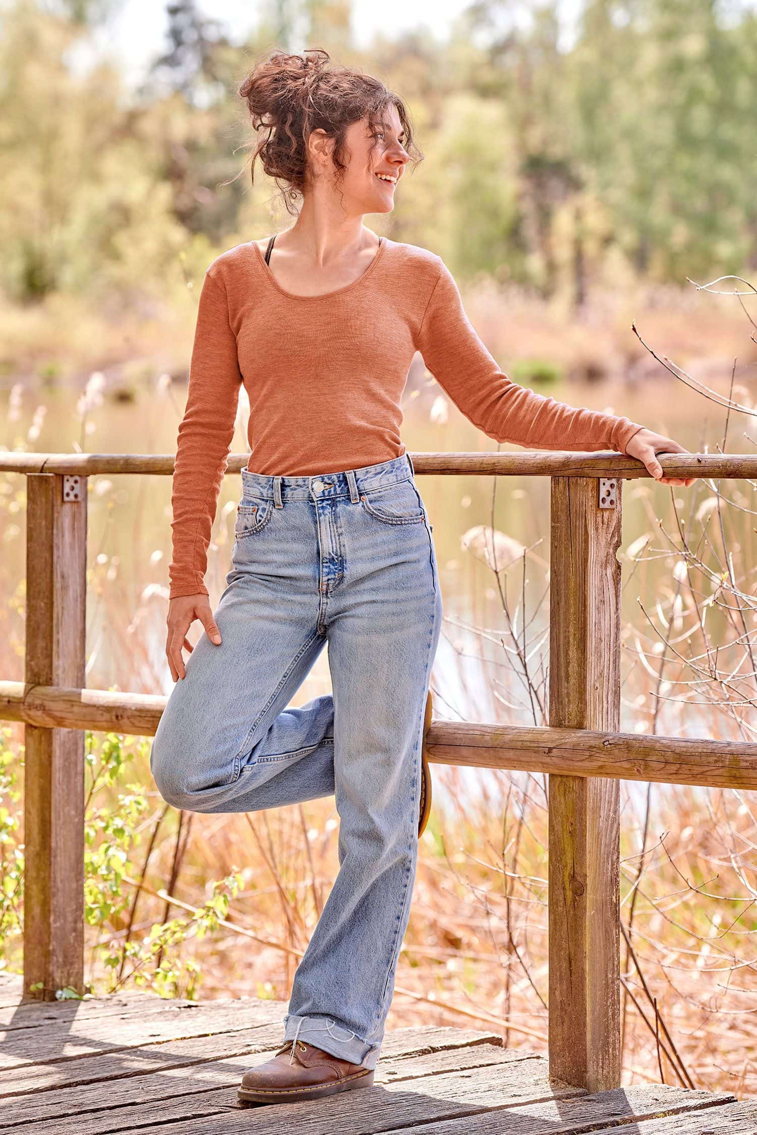 Baumwolle-Wolle-Seide Damen-Langarmshirt orange Gr. M Frau mit Jeans trägt oranges Langarmshirt aus bio Wolle (kbT), bio Baumwolle (kbA) und Seide