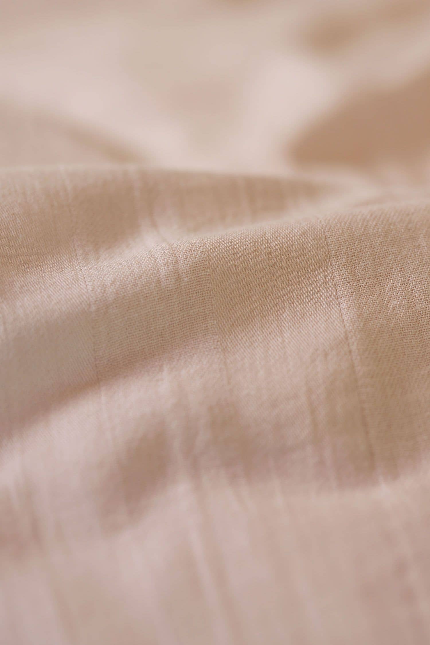 Nahaufnahme der Stoffstruktur der hellen Seesucker Bettwäsche aus bio Wolle (kbT)