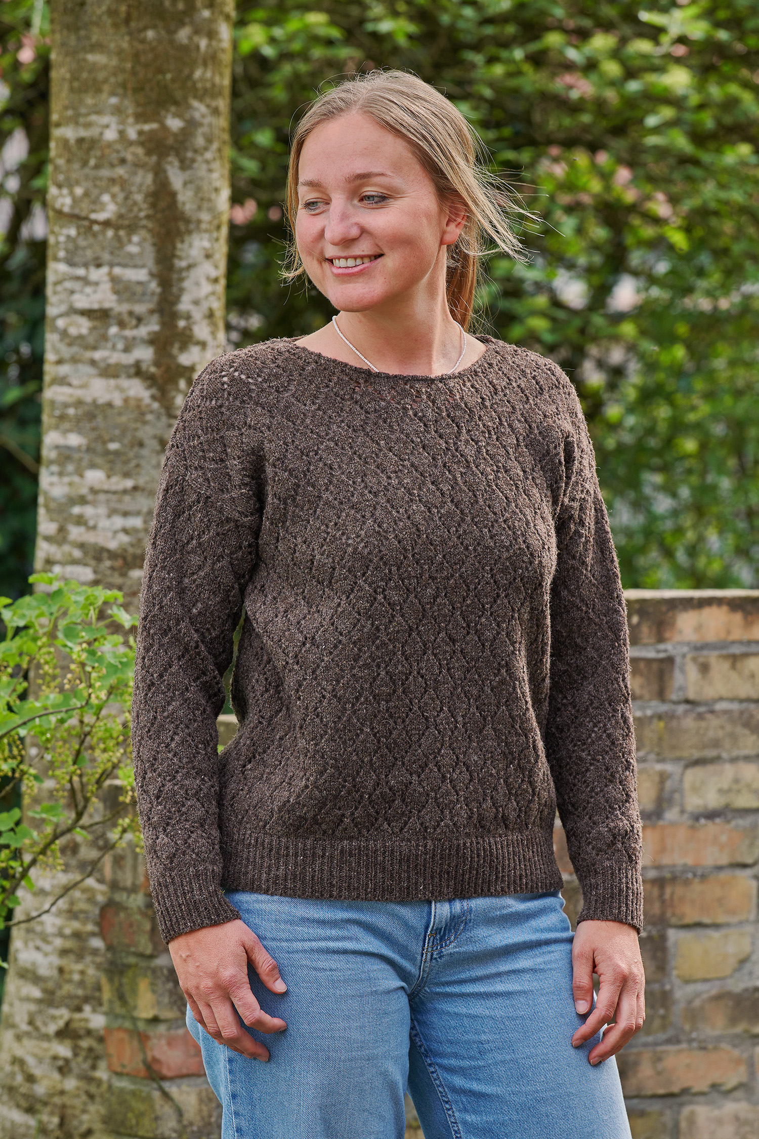 Finkhof-Ajour-Damen-Strickpullover ungefärbt aus reiner Bio-Schurwolle brauner ungefärbter Strickpullover mit Ajourmuster aus Bio-Wolle vom Finkhof