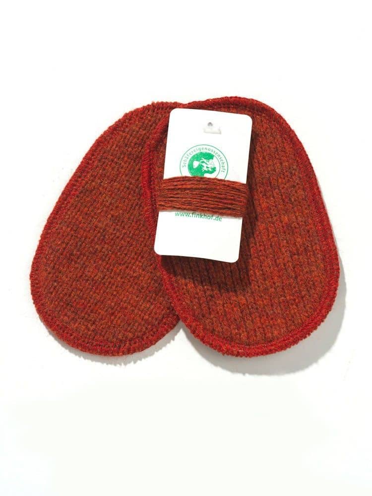 ein Paar rote Ellenbogenpatches aus bio Wolle (kbT) vom Finkhof, Freisteller