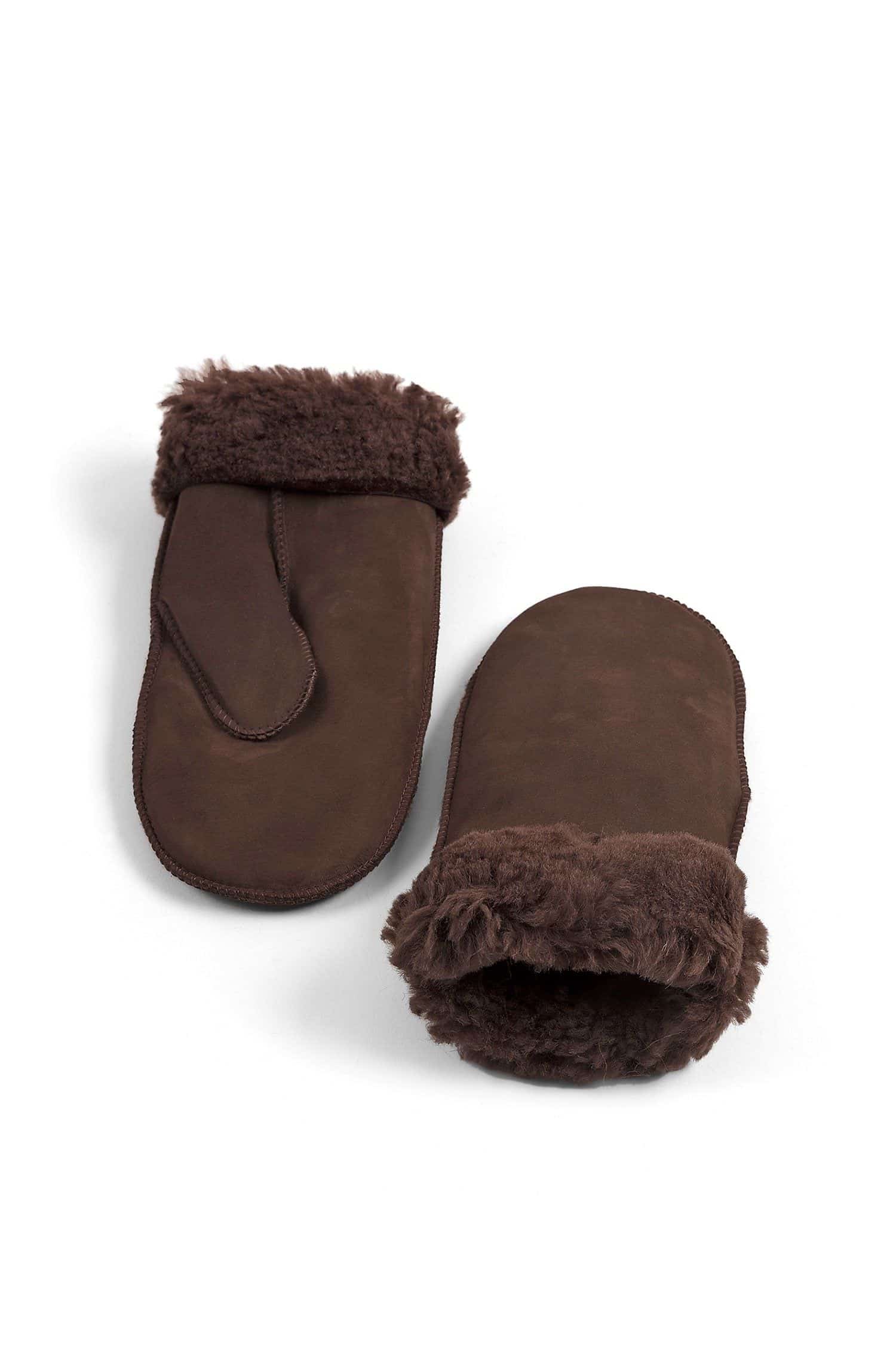 ein Paar dunkelbraune Fell- Fausthandschuhe aus Pelzvelour ohne Bund, Freisteller