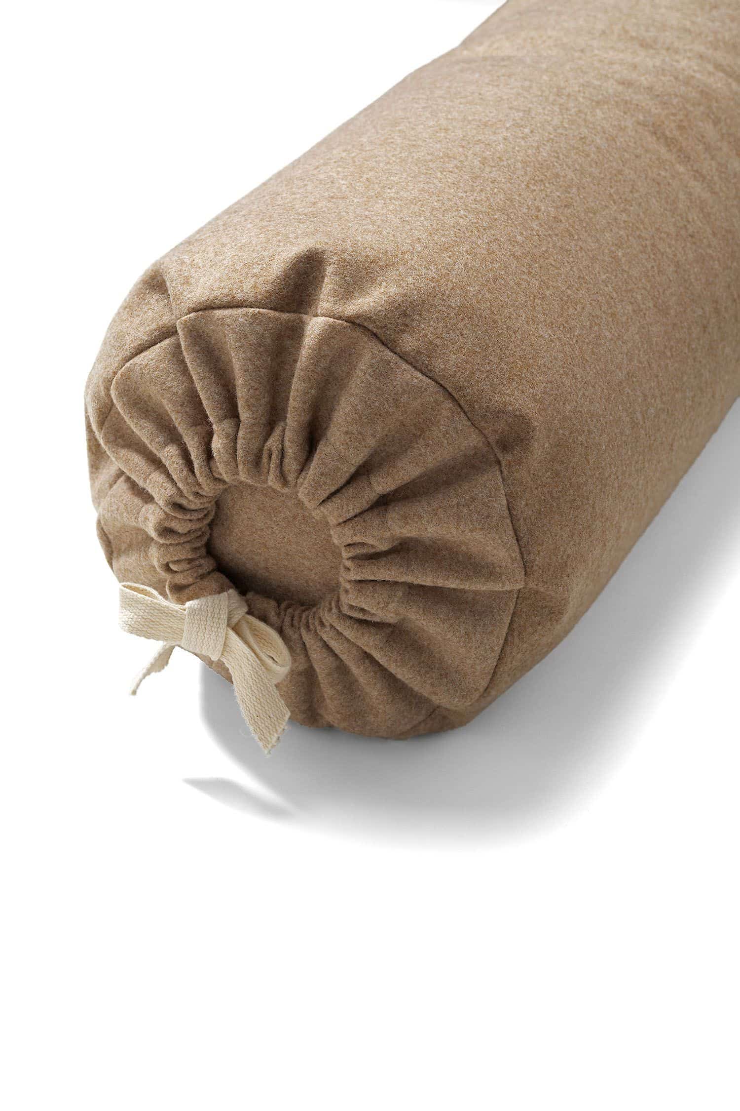 Detailansicht vom Verschluss der beigen Meditationsrolle aus Loden mit Dinkelspelz gefüllt vom Finkhof