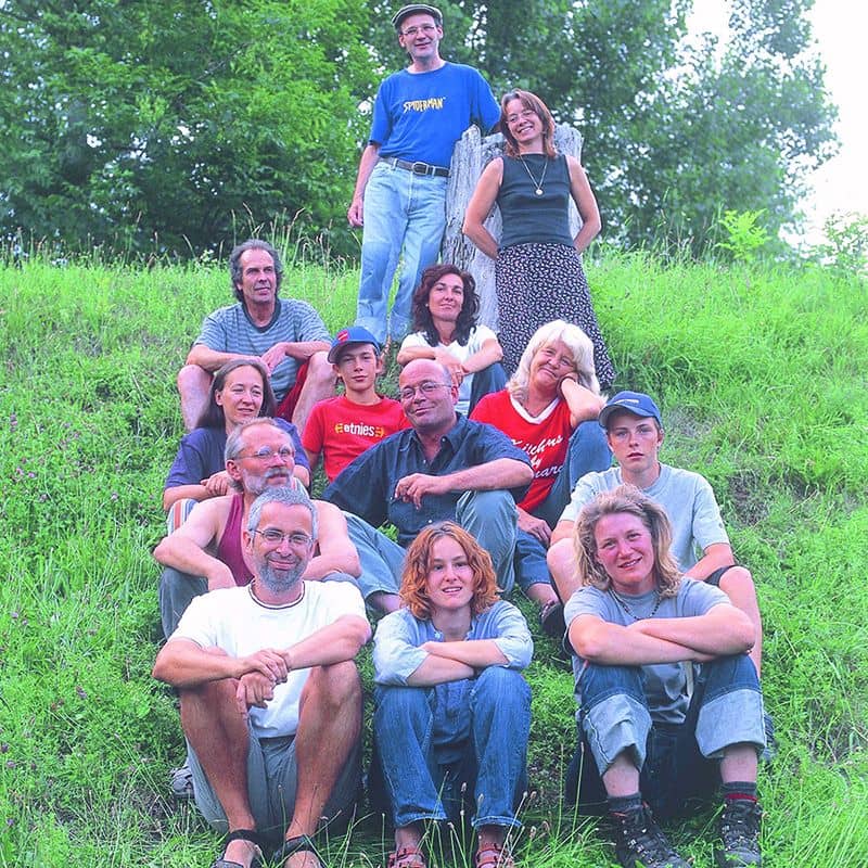 Finkhöfler Gruppenbild mit Kindern auf einer Wiese am Hang
