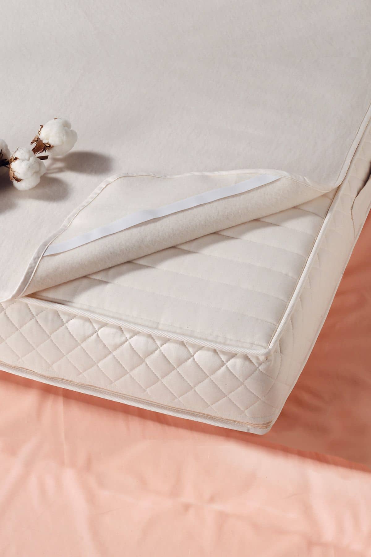 Moltonauflage Moltonauflage aus bio Baumwolle (kbA) auf rosa Untergrund mit Baumwollblüte