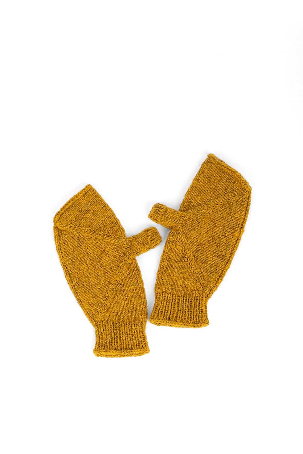 japanische Handschuhe als Projektbeispiel für dünne gelbmelierte Finkhof Merinowolle aus bio Wolle (kbT), Freisteller