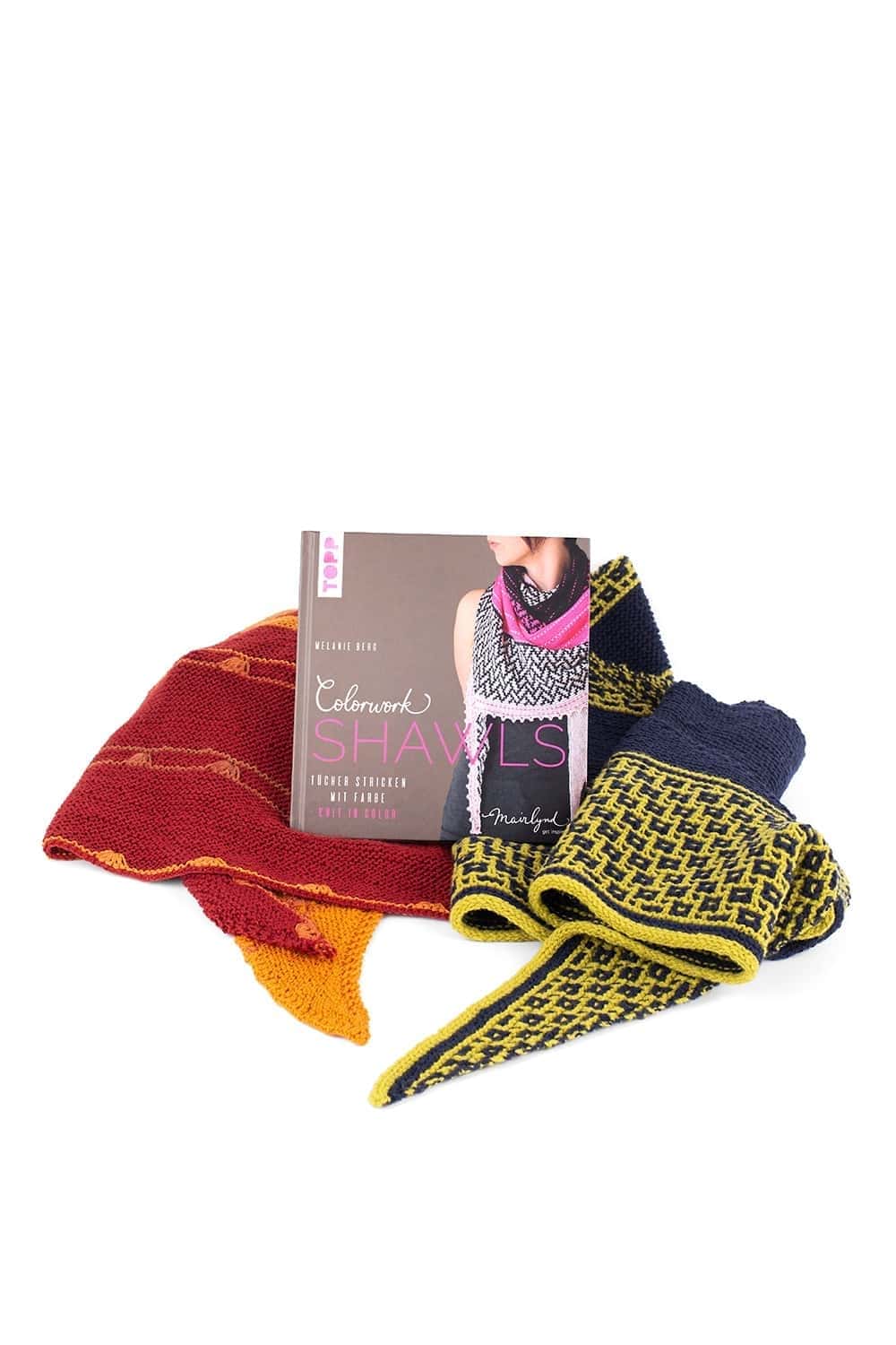 Buch ,,Colorwork Shawls" liegt auf bunten Schals