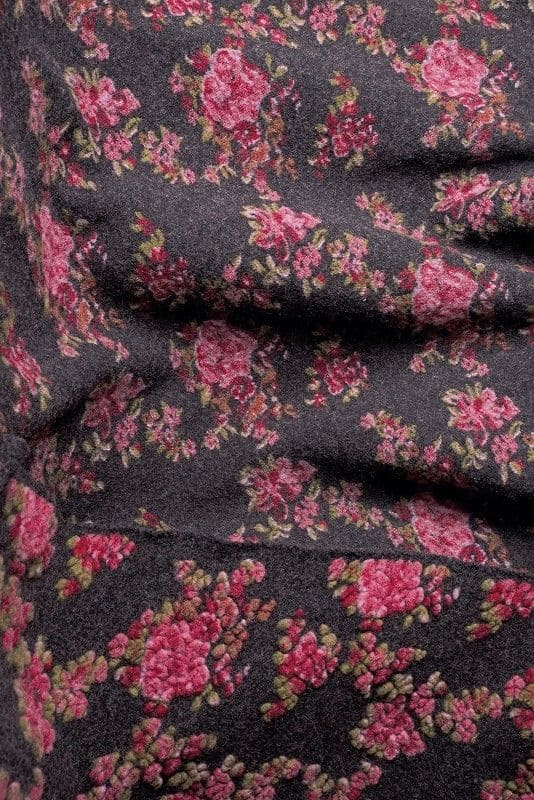 Finkhof Musterwalk Strickstoff Rose anthrazit-rot aus Schurwolle und Bio-Baumwolle, Detailansicht der Rosenblüten