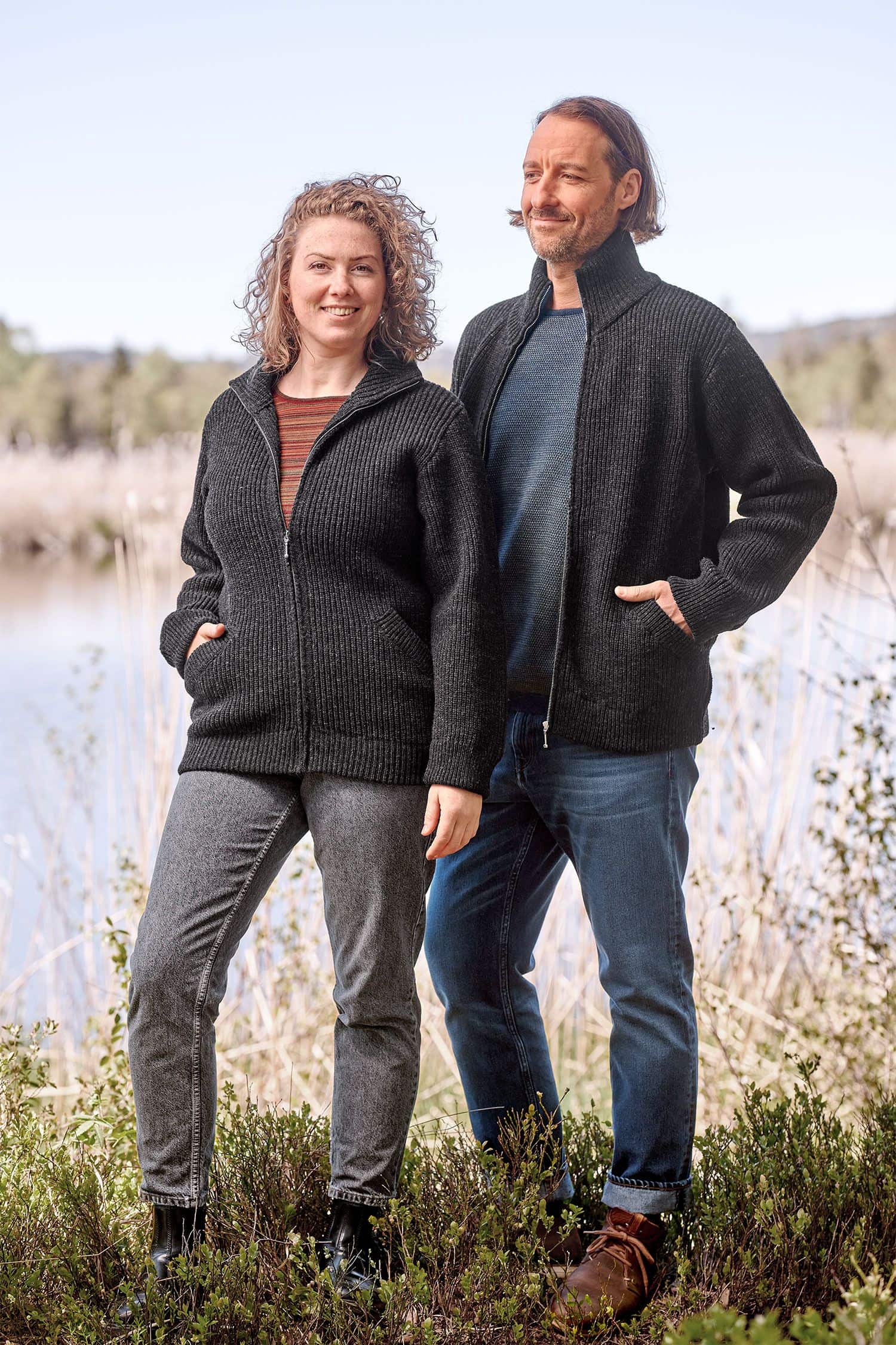 Finkhof-Jacke gefärbt Mann und Frau tragen Finkhof Jacken aus bio Wolle (kbT) in anthrazitgrau