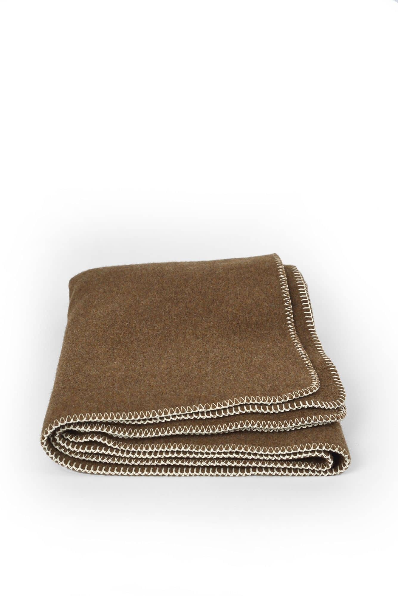 braune Wolldecke aus bio Wolle (kbT) vom Juraschaf, Freisteller