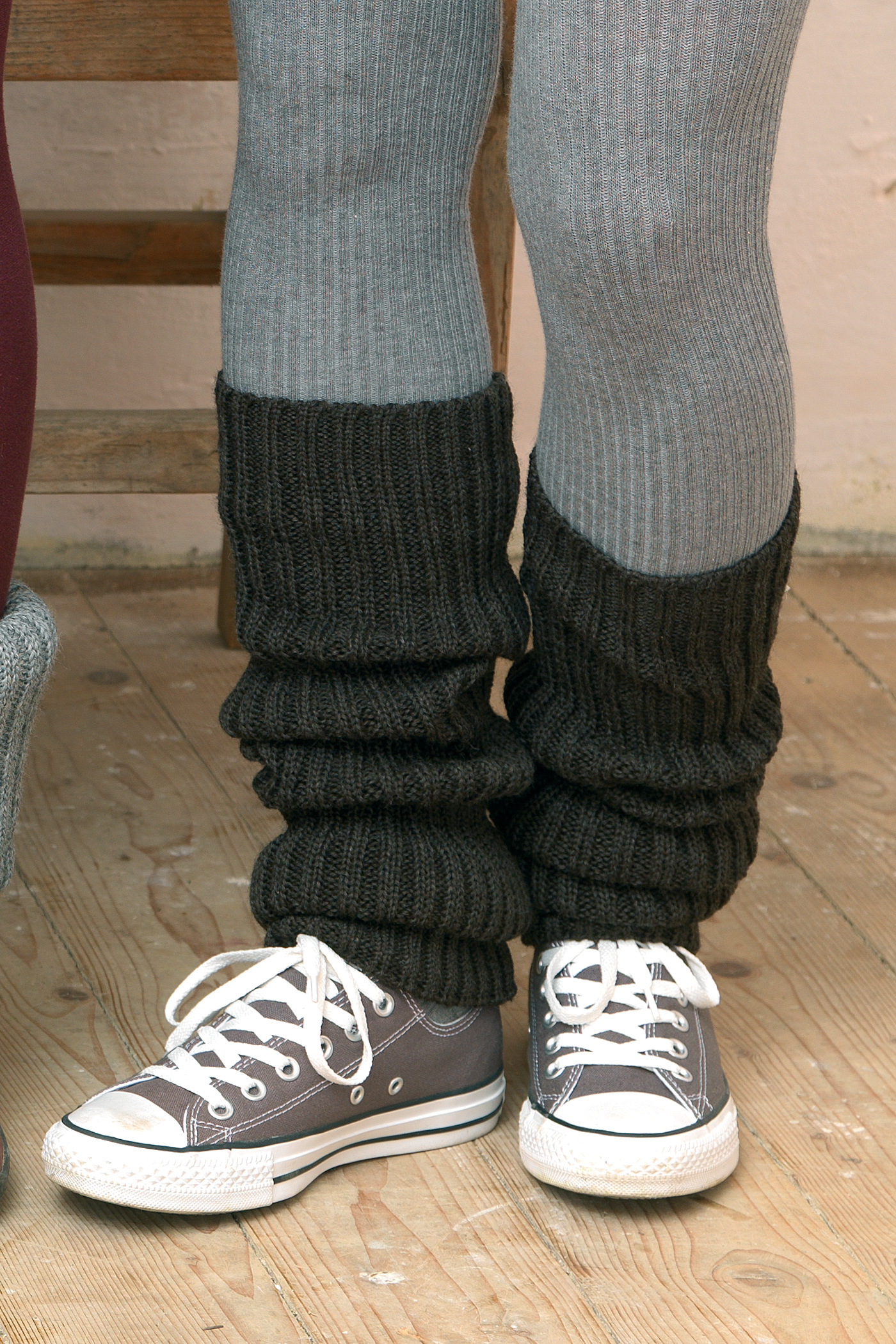 einfarbige dunkelbraune Beinstulpen vom Finkhof aus bio Wolle (kbT) mit grauer Leggings und Chucks