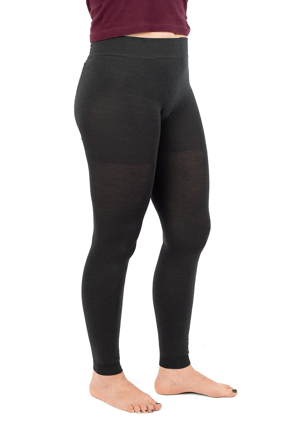 warme anthrazitgraue Strumpfhose aus bio Wolle (kbT), bio Baumwolle (kbA) und Elasthan vom Finkhof, getragen von der Seite