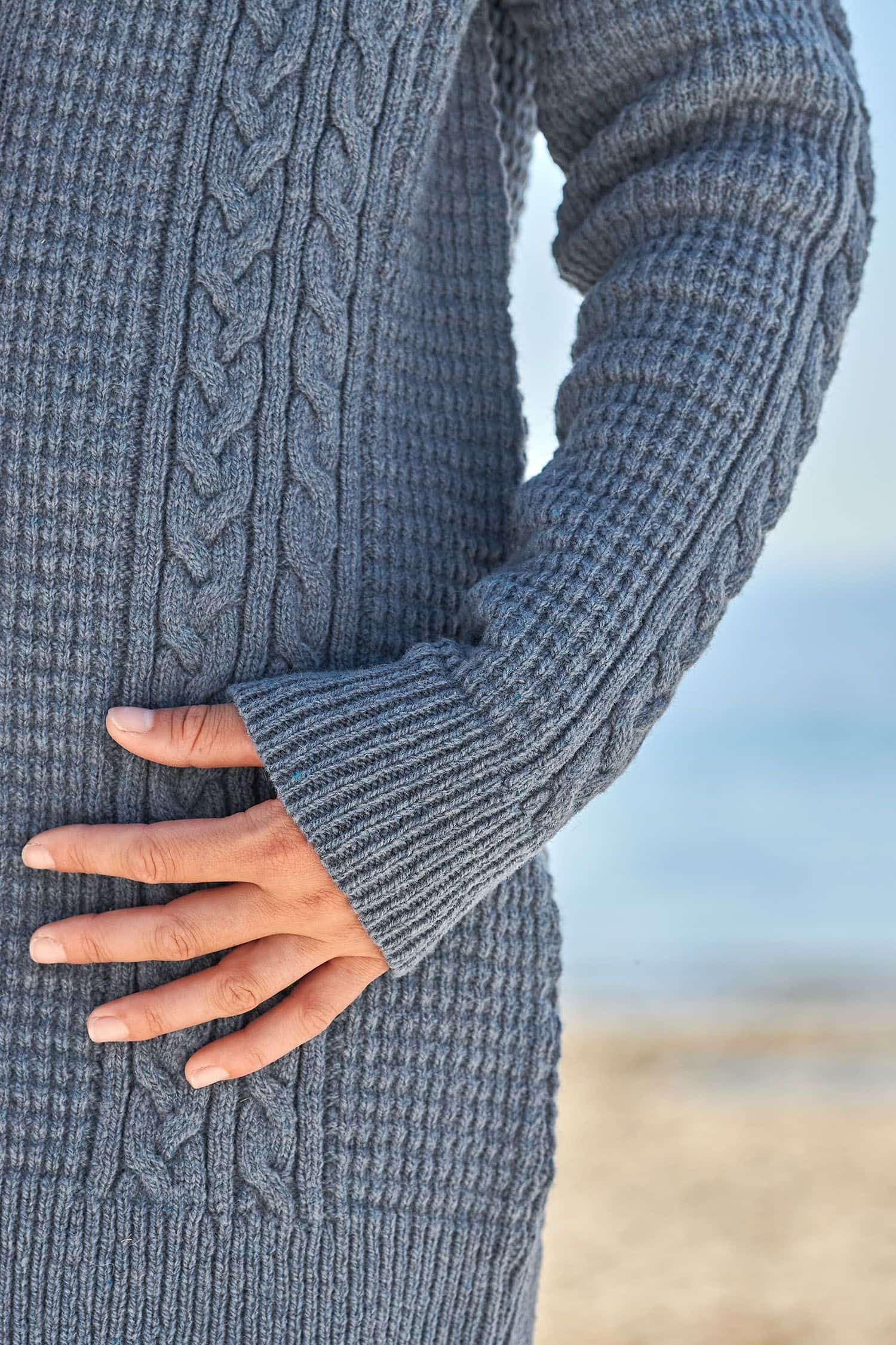 Detailaufnahme vom Zopfmuster des rauchblauen Cardigans aus bio Wolle (kbT) vom Finkhof