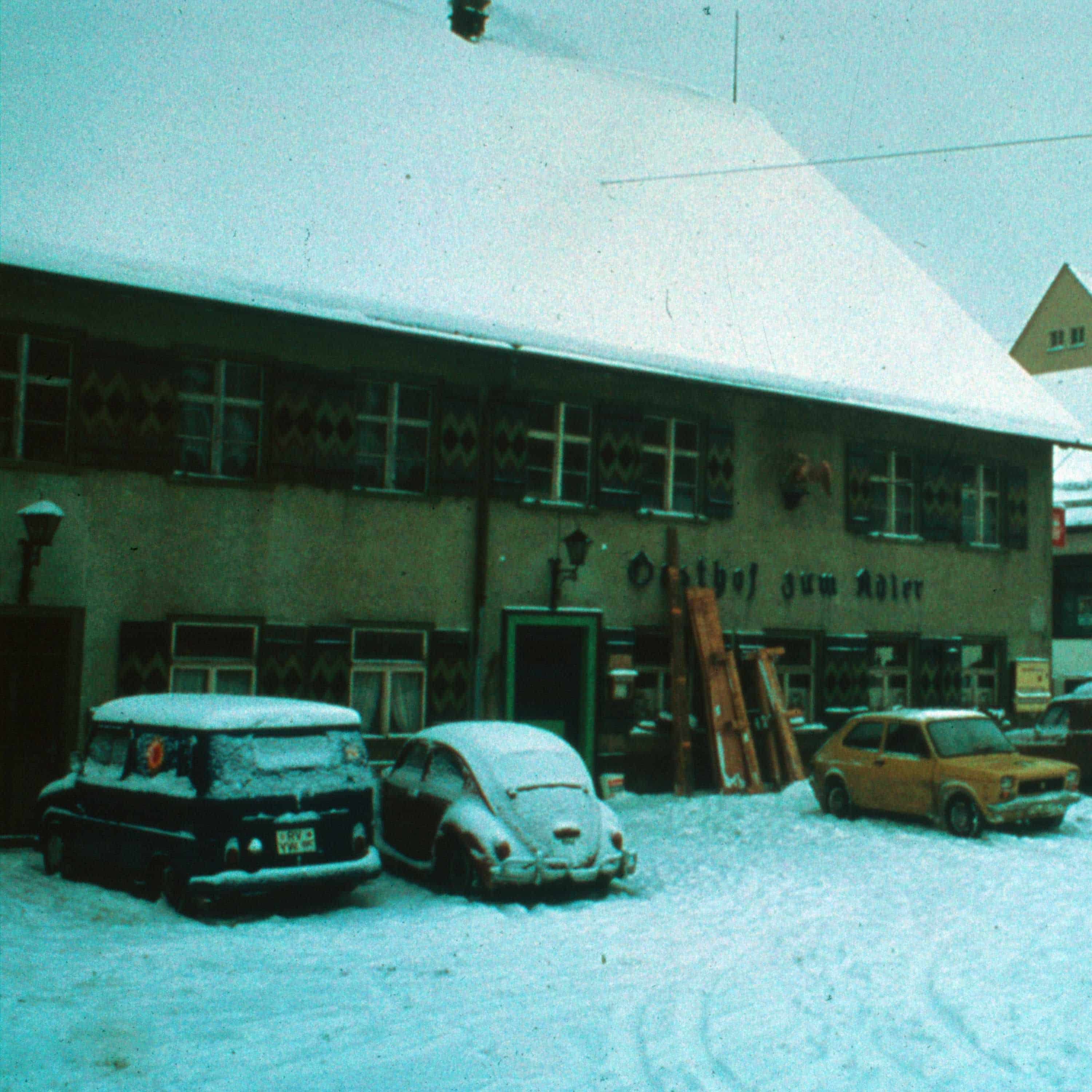 Finkhof Gebäude mit Autos davor im Schnee