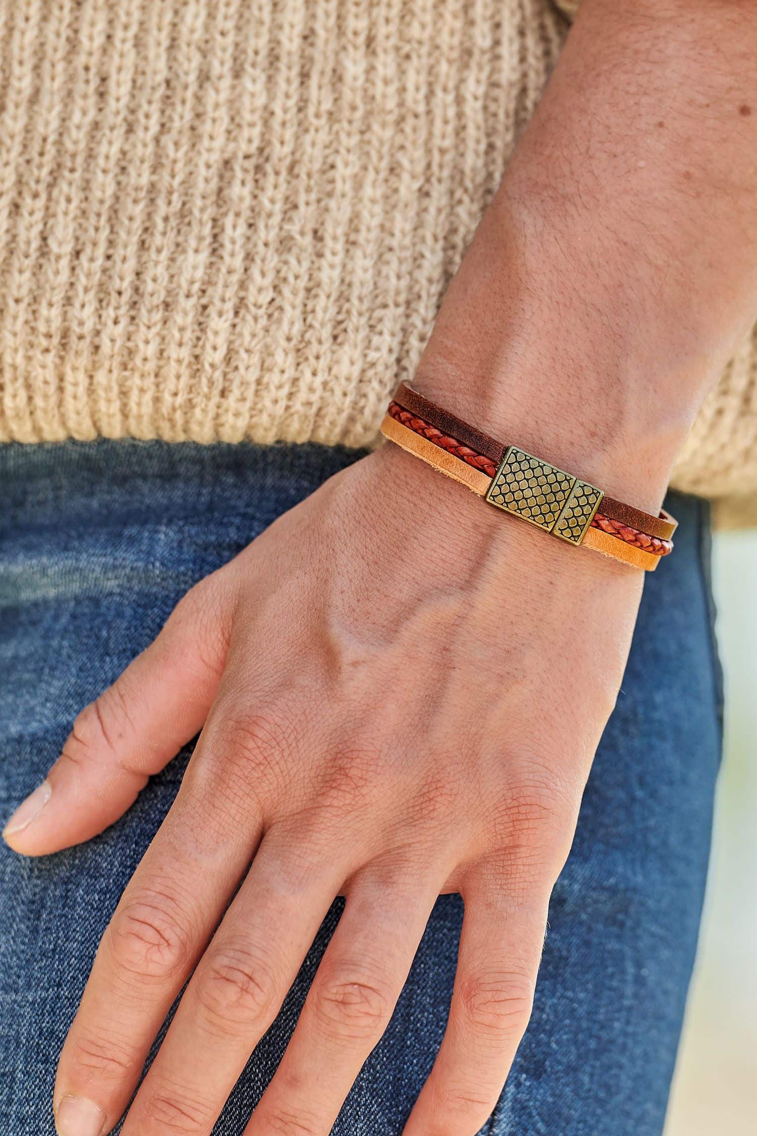 Frau mit beigem Pulli tägt Lederarmband aus Rinds- und Ziegenleder in braun und hellbraun