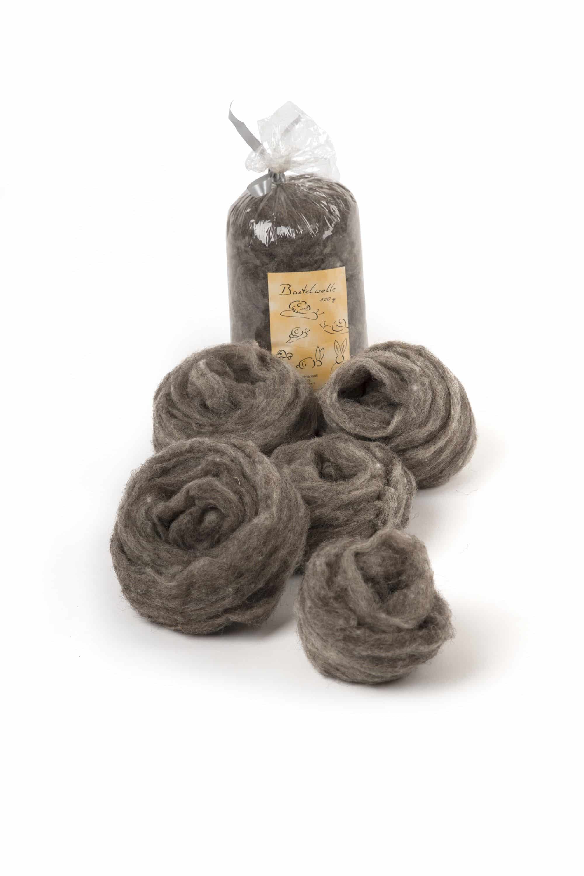 100g Beutel mit Finkhof Bastelwolle in grau aus bio Wolle (kbT) mit losen Kugeln, Freisteller