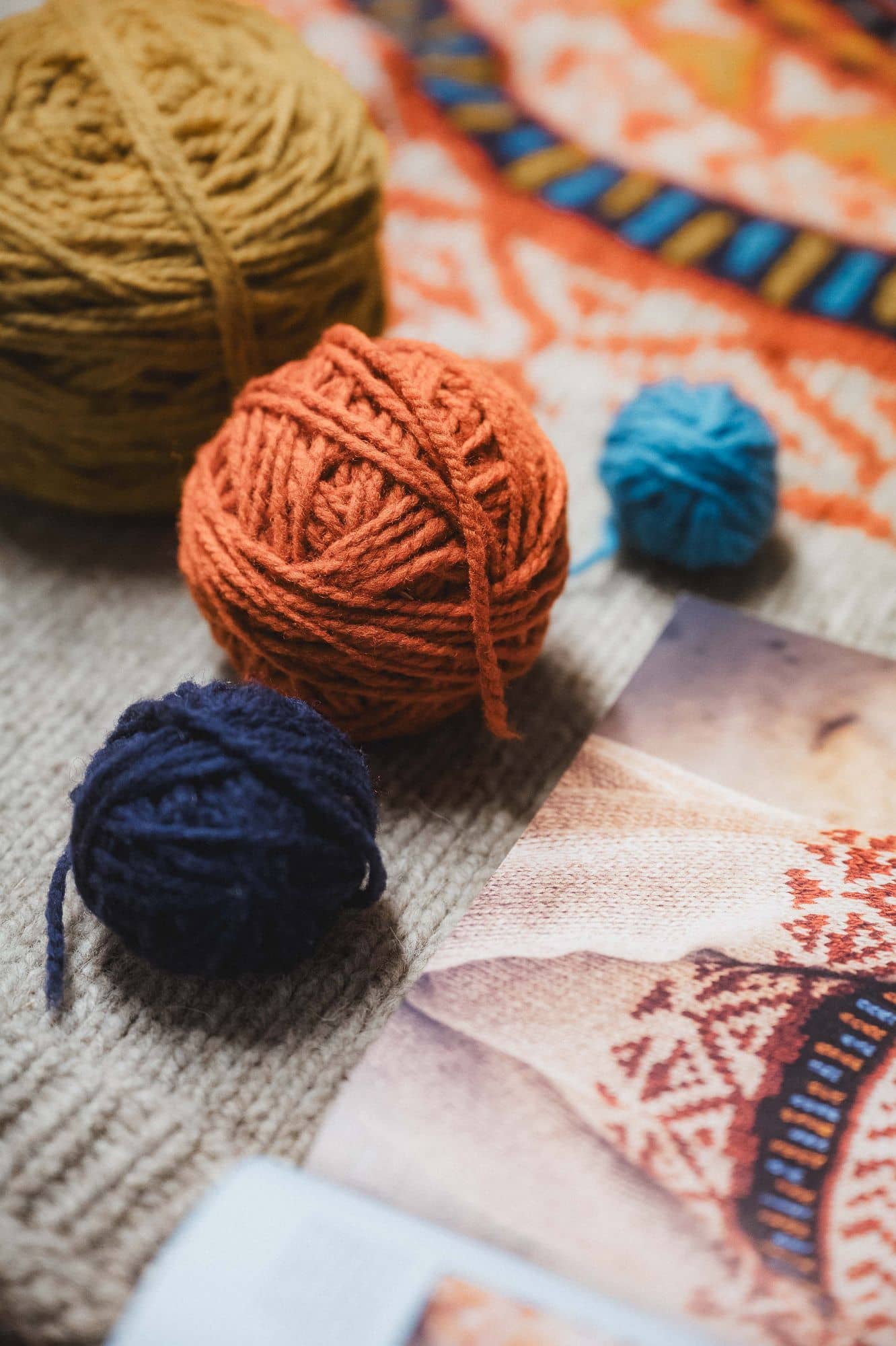 aufgeklapptes Exemplar, des Buchs ,,Einfach nordisch stricken - Farbenfroh mit bunten Wollen im Vordergrund