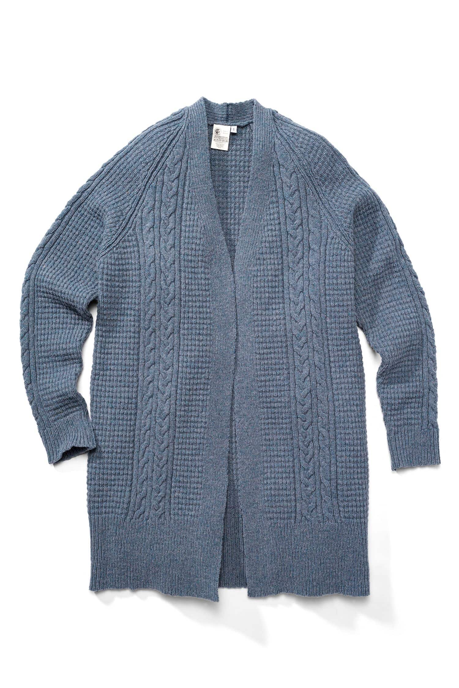 langer rauchblauer Cardigan mit Zopfmuster aus bio Wolle (kbT) vom Finkhof, Freisteller