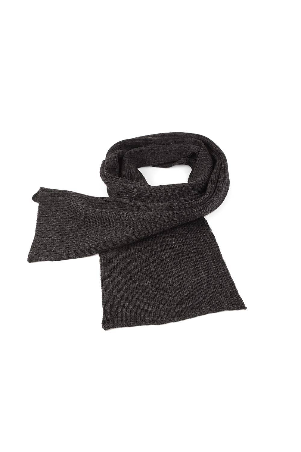 anthrazitfarbener Strickschal aus bio Wolle (kbT) vom Finkhof als Kreis gelegt, Freisteller