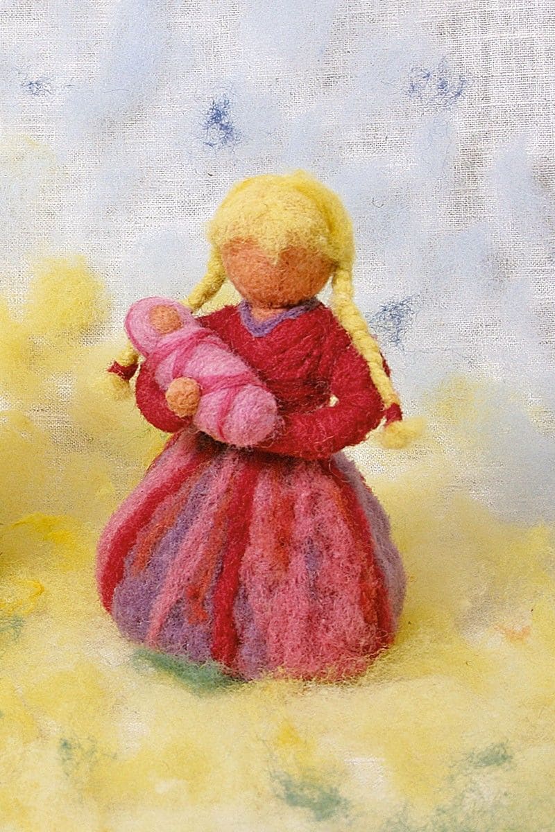 Filzpuppe mit Baby auf dem Arm als Projektbeispiel für rot/ lila Finkhof Märchenwolle aus bio Wolle (kbT)