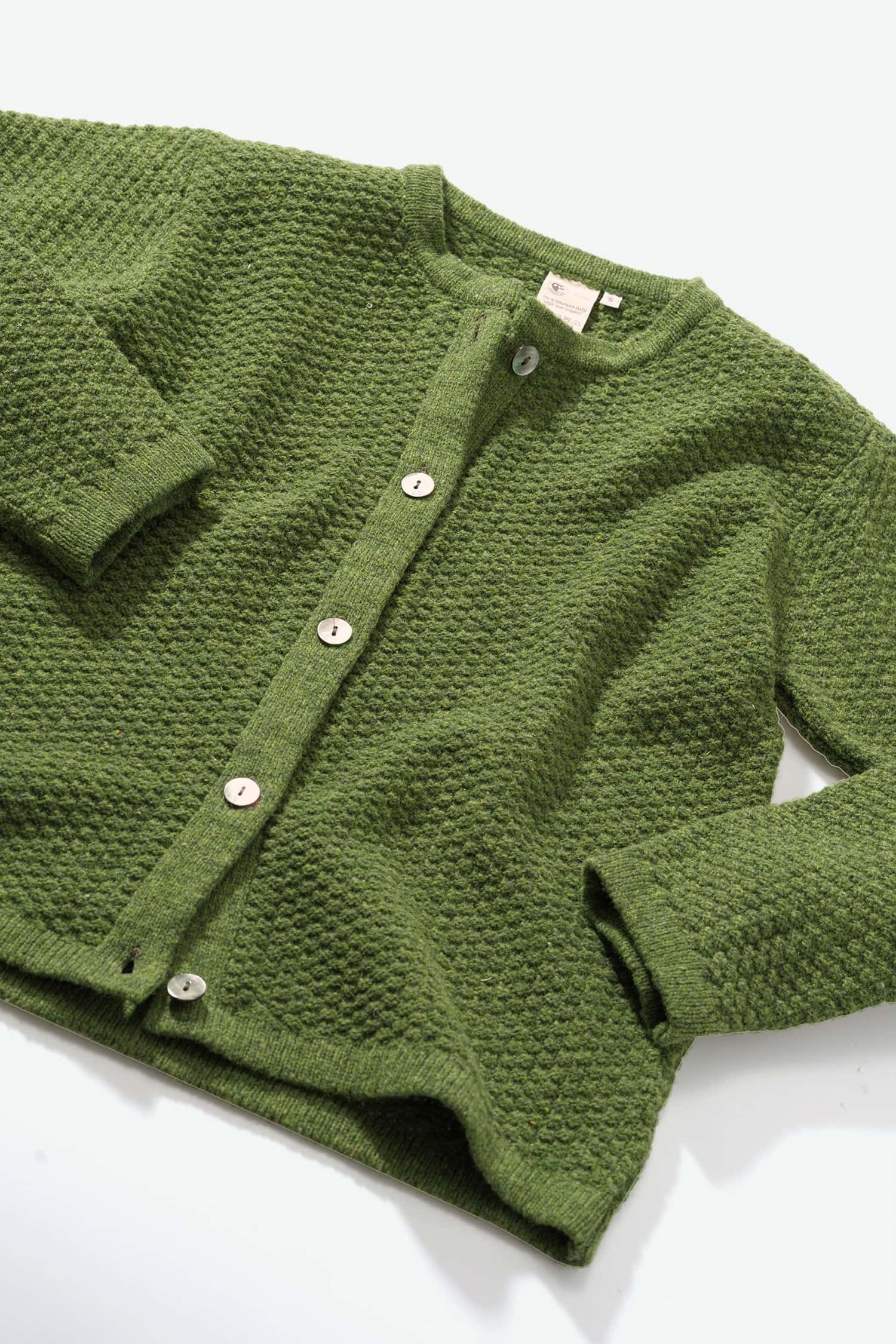 grüne Strickjacke mit Struktur aus Bio-Schurwolle vom Finkhof