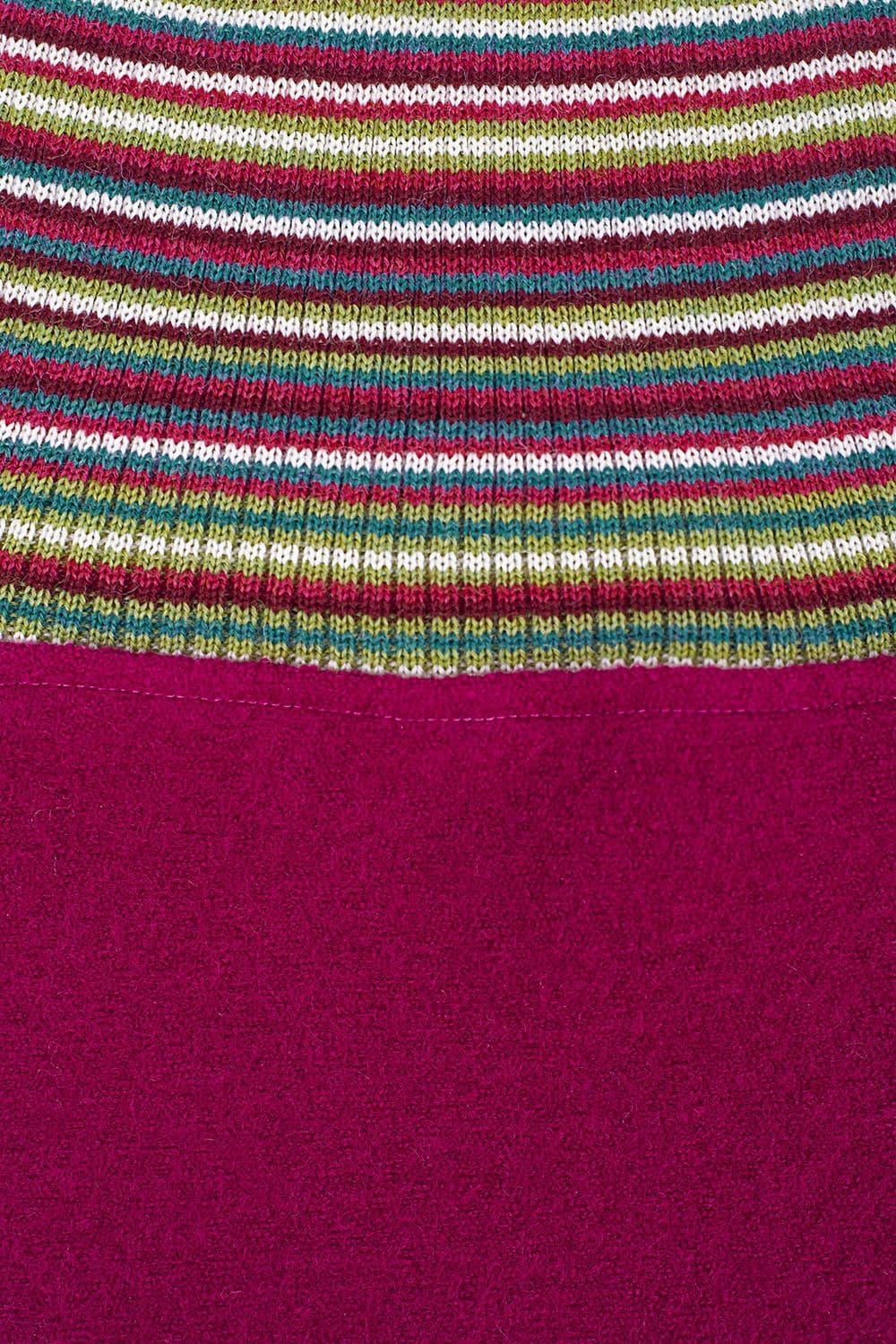 Detailaufnahme vom bunt gestreiften Strickbund des pinken Rocks vom Finkhof aus bio Wolle (kbT)