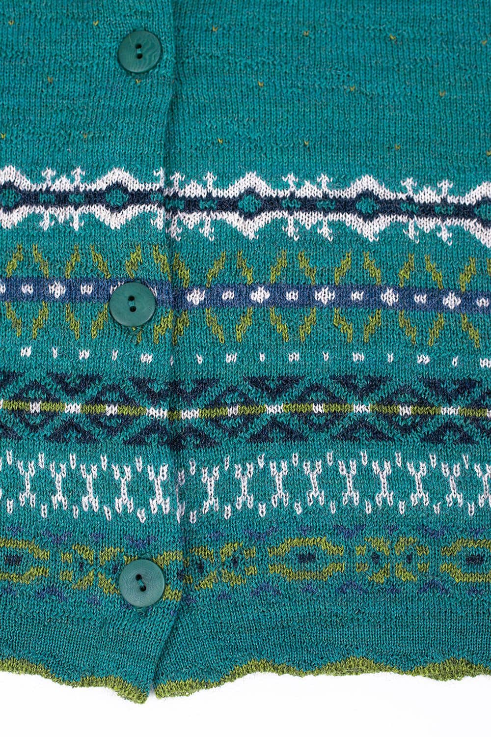 Detailfoto von Knöpfen der türkise Nordic Strickjacke aus bio Wolle (kbT)
