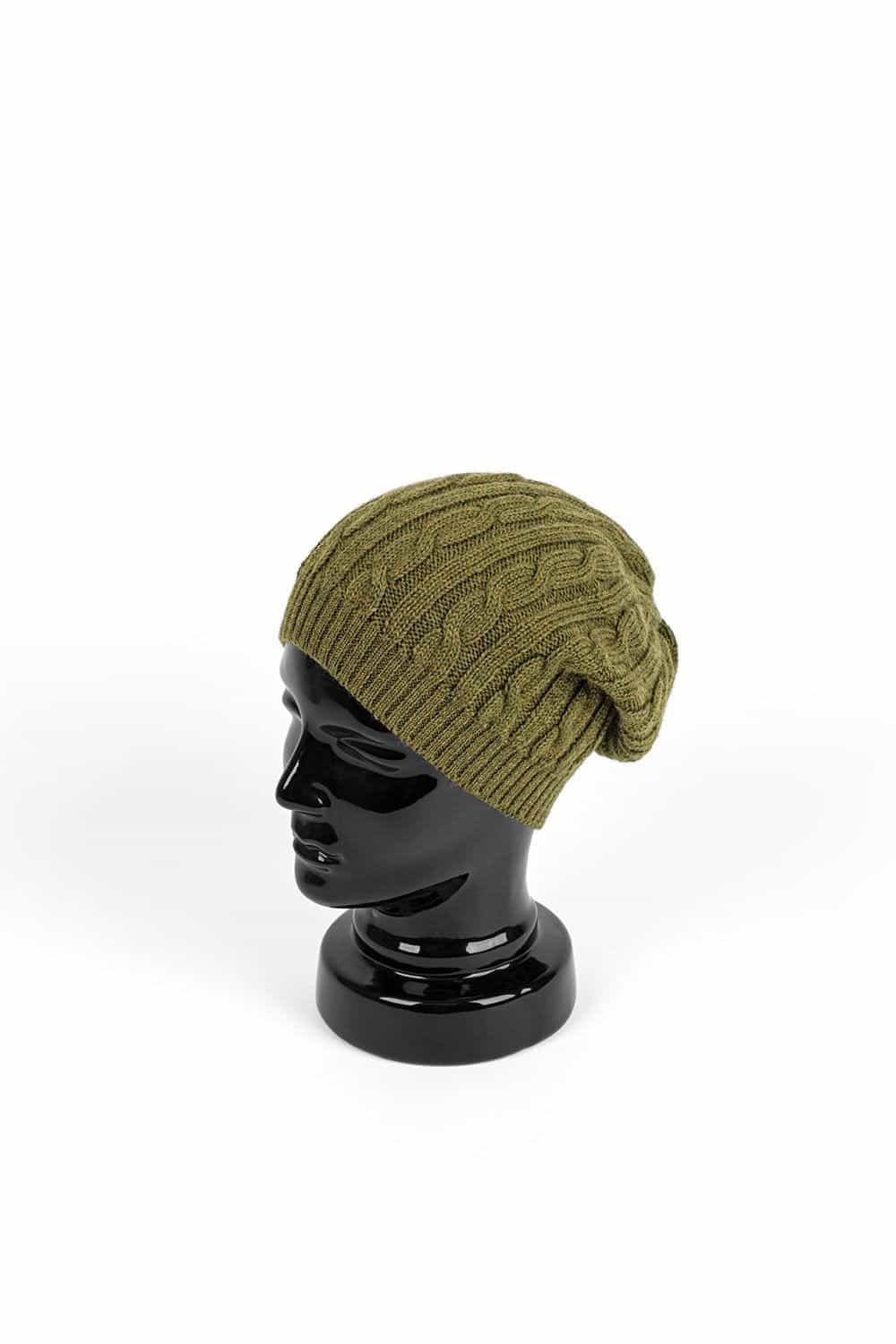 olivegrüne Ballonmütze mit Zopfmuster aus bio Wolle (kbT) vom Finkhof auf einem Puppenkopf