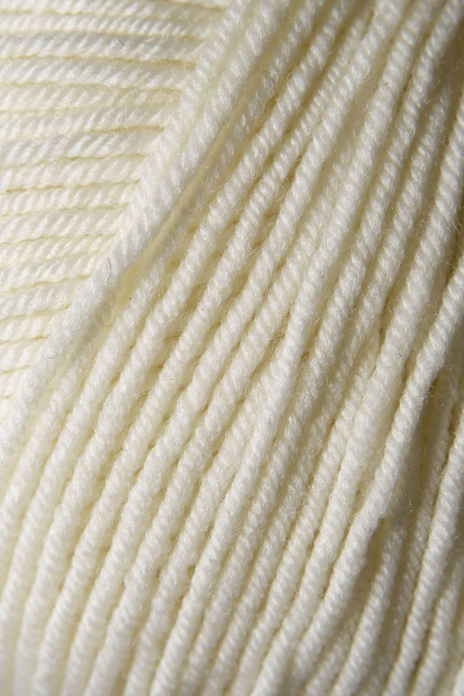 Nahaufnahme von Finkhof Merinowolle Weich&Warm in weiß aus bio Wolle (kbT)