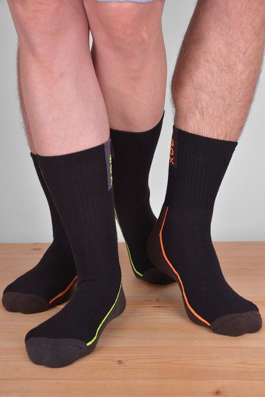 Sportsocke lang lange Sportsocken aus bio Baumwolle (kbA), Polyamid und Elasthan getragen in beiden Farben an vier Füßen