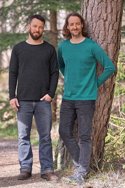 Herren-Wollshirt zwei Männer tragen dunkle Jeans mit anthrazitfarbenem und türkisem Wollshirt aus bio Wolle (kbT) vom Finkhof