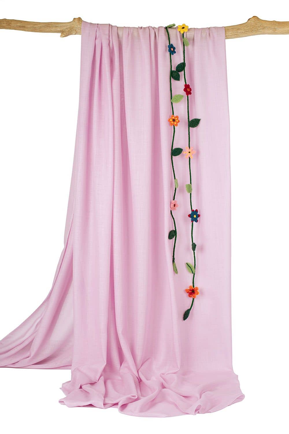 Filzblumenranke aus Finkhof bio Wolle (kbT) mit Ast und rosa Vorhang