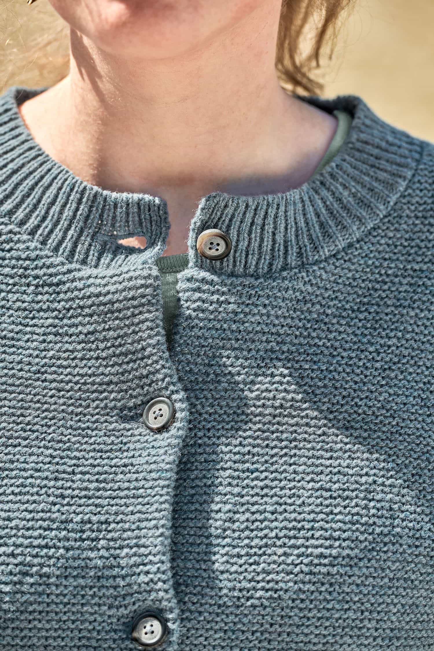 Detailaufnahme der Knöpfe der Finkhof Damenstrickjacke aus bio Merinowolle (kbT)