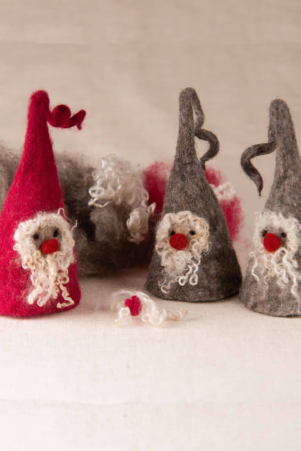 rote und graue Wichtel mit weißen Wolllocken als Bart