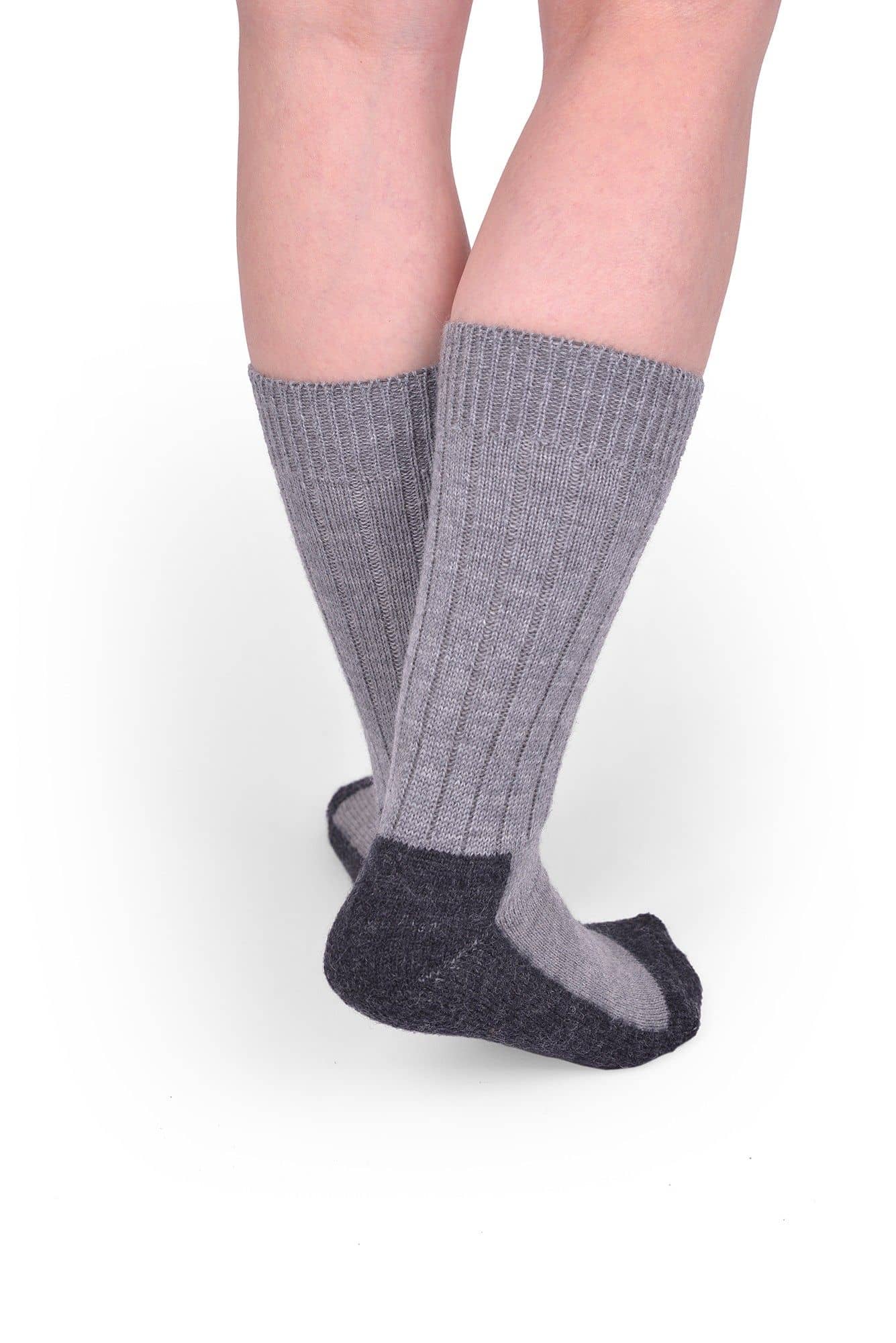 Person trägt graue Trekking-Socken aus bio Wolle (kbT) und bio Baumwolle (kbA), von hinten