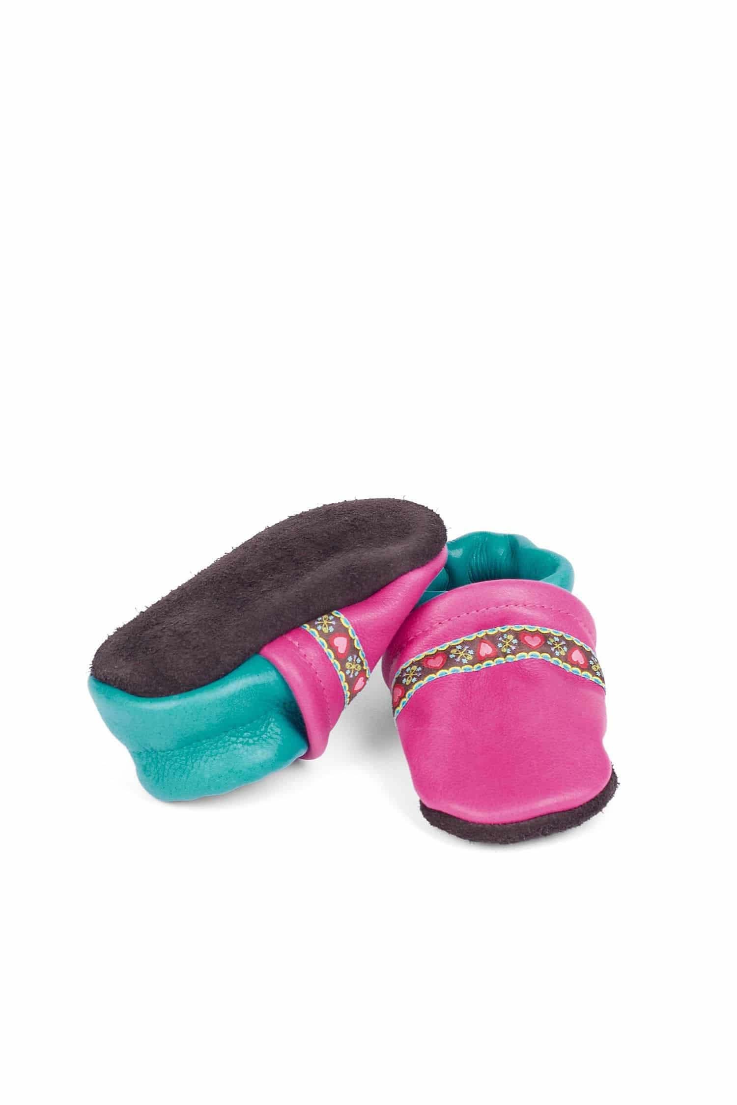 pinke Lederpatschen mit türkisen Details und gemustertem Band aus Rindsleder vom Finkhof, Freisteller u.a. von oben