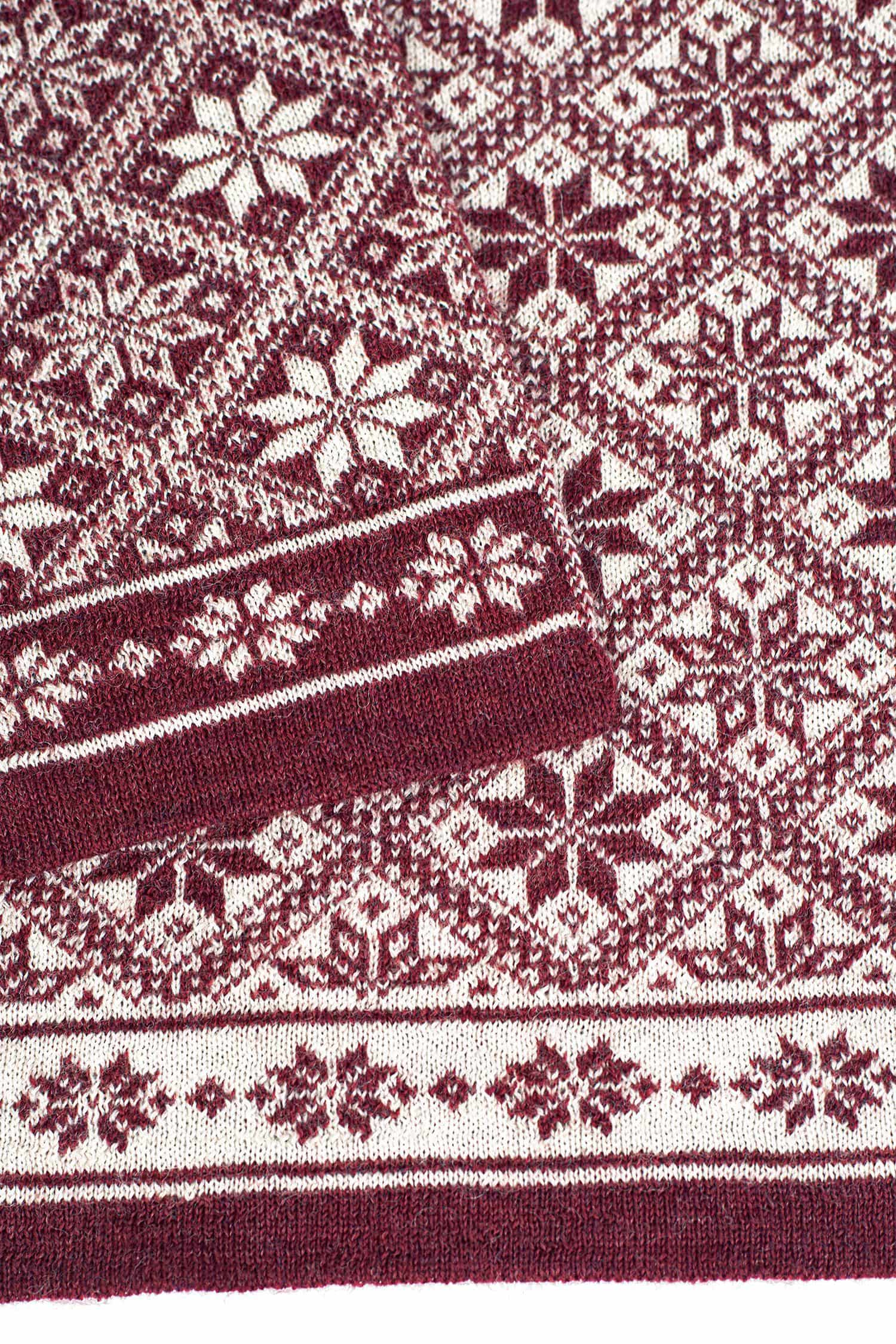 Detailaufnahme vom Muster des roten Schals aus bio Wolle (kbT)