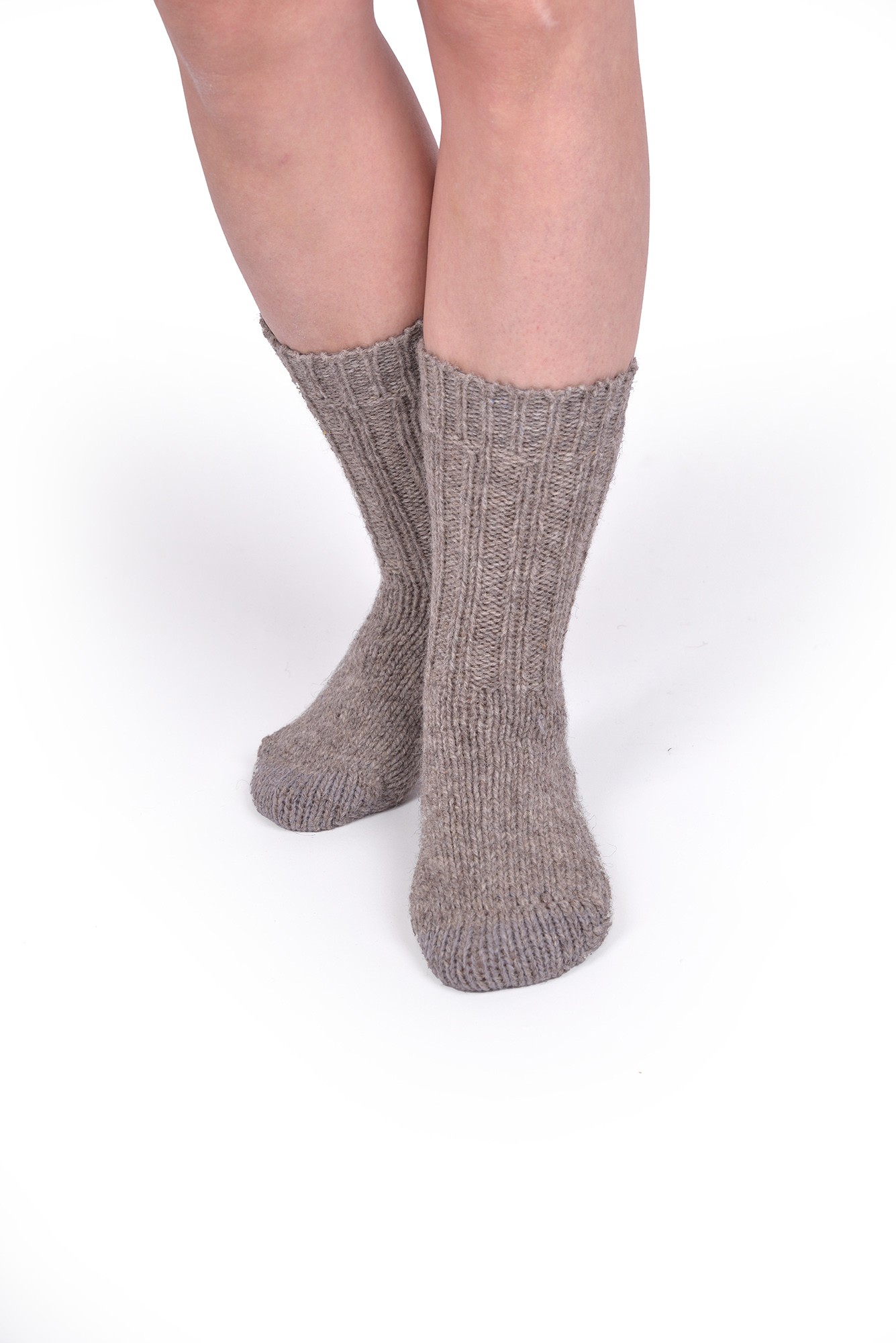 Dicke Finkhof-Socken aus reiner Bio-Schurwolle Person trägt graue dicke Finkhof Socken aus bio Wolle (kbT), von vorne